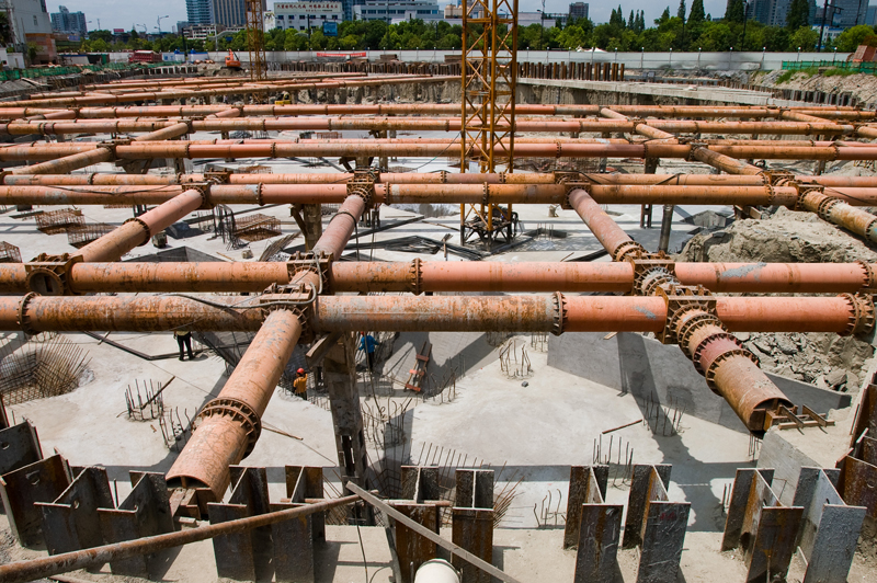 目前钢支撑在地铁,基坑围护方面被广泛应用.