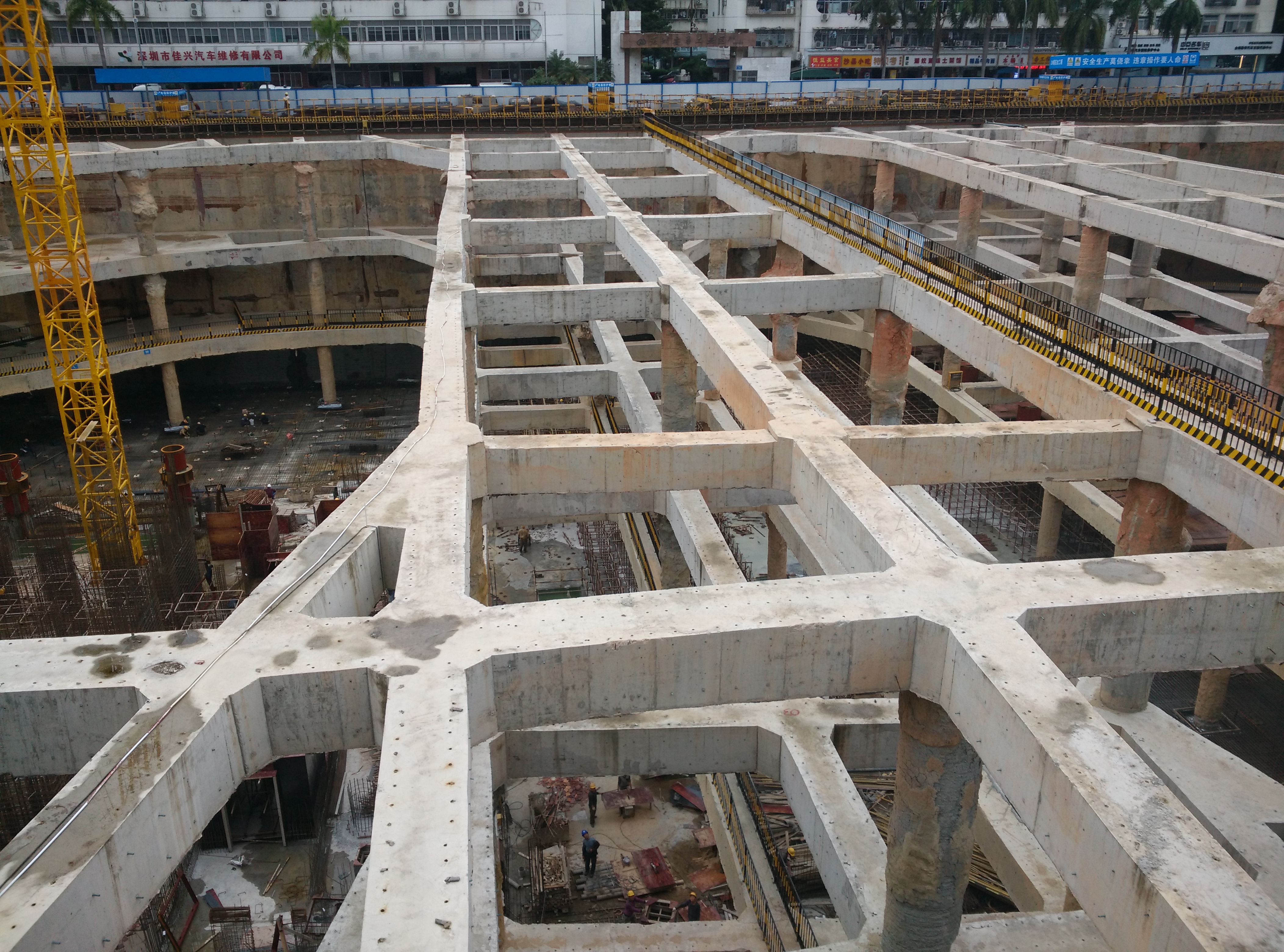 金刚石绳剧法拆基坑内支撑照片